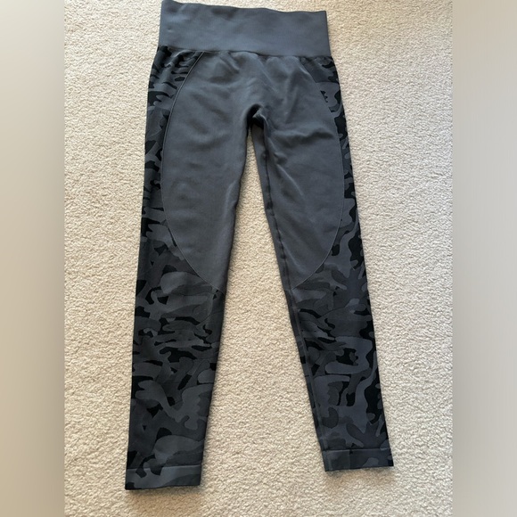 Gray Camo Performance Hi-rise 7/8 24" - Picture 3 of 4